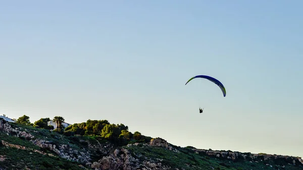 Paragliding Olağanüstü Bir Spor Gökyüzünde Uçan Paraglider Silueti — Stok fotoğraf