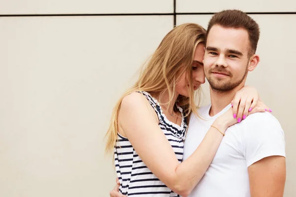 Datum Und Liebeskonzept Blonde Junge Frau Mit Ihrem Freund Draußen — Stockfoto