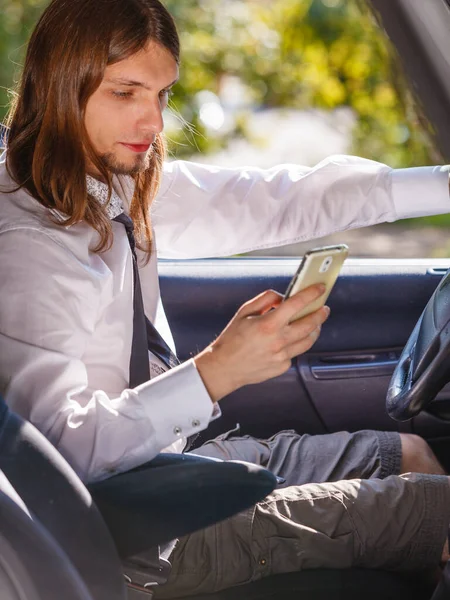 Modern Teknoloji Kavramı Araba Sürüş Sırasında Cep Telefonu Kullanan Adam — Stok fotoğraf