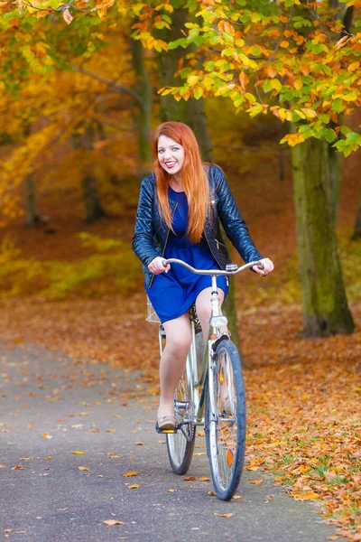 Bosque Woodland Caída Concepto Fitness Aire Libre Chica Vestido Bicicleta — Foto de Stock