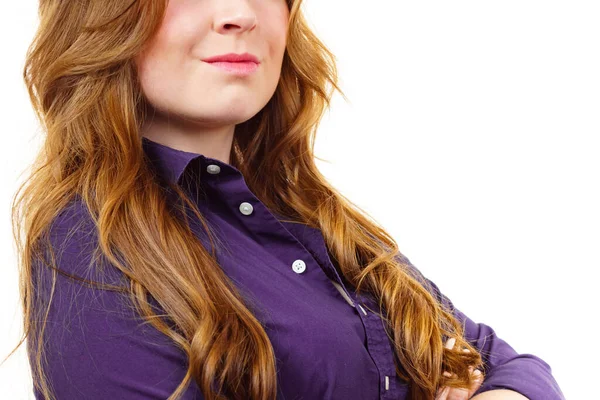Uzun Sağlıklı Kahverengi Saçlı Genç Bir Kadın — Stok fotoğraf