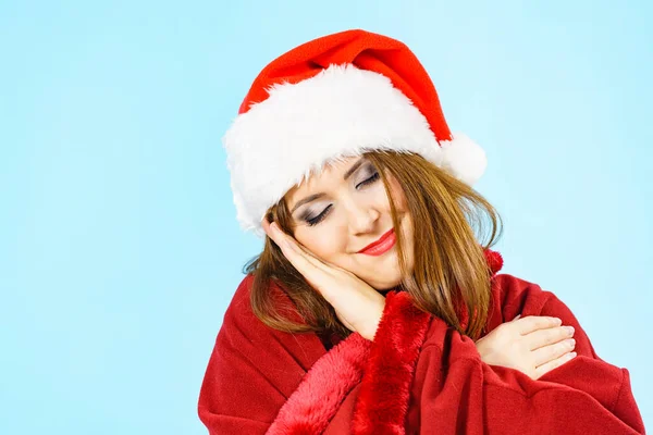 Müde Frau Mit Weihnachtsmütze Gestikuliert Schlaf Gesutre Mit Ihren Händen — Stockfoto