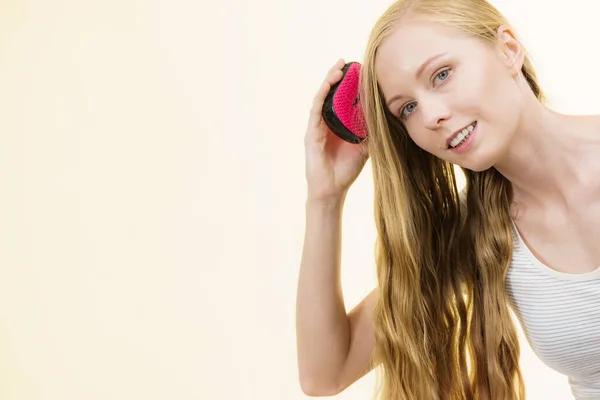 Chica Rubia Con Cepillo Peinándose Pelo Largo Chica Cuidando Refrescar —  Fotos de Stock