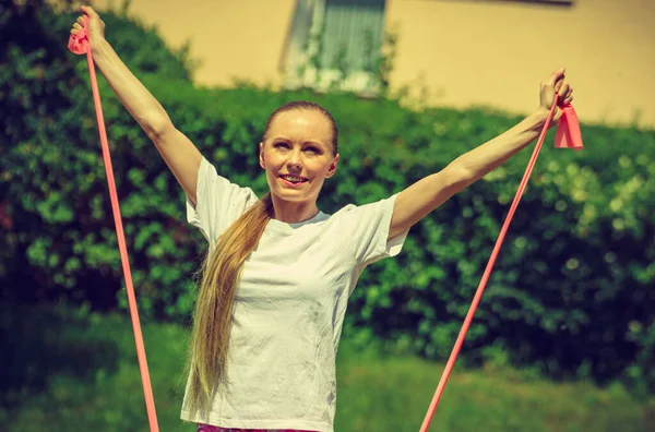 Mujer Haciendo Ejercicio Aire Libre Parque Utilizando Accesorio Gimnasio Banda — Foto de Stock