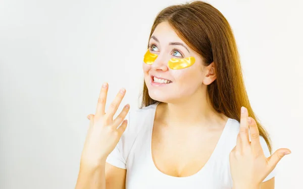 Mulher Feliz Aplicando Manchas Colágeno Dourado Sob Olhos Máscara Removendo — Fotografia de Stock