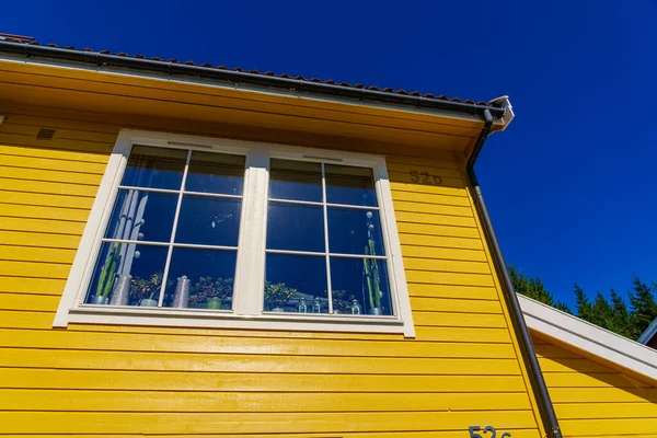 Fenêtre Sur Maison Murale Jaune Détail Architecture Fasade Bâtiment Scandinave — Photo