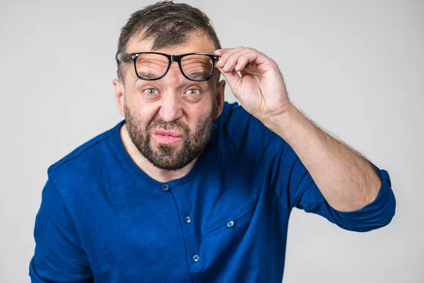 Hombre Vistiendo Sosteniendo Las Gafas Siendo Sorprendido Habiendo Sorprendido Expresión — Foto de Stock