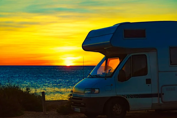 Przyczepa Kempingowa Wschodzie Słońca Wybrzeżu Morza Śródziemnego Hiszpanii Kemping Plaży — Zdjęcie stockowe