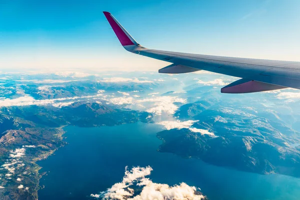 Utsikt Från Ett Flygplan Till Jetvinge Och Norska Fjordar Landskap — Stockfoto