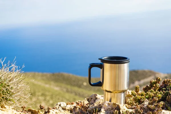 Kubek Termiczny Termos Naturze Camping Wakacje Koncepcja Stylu Życia — Zdjęcie stockowe