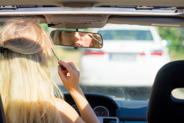 매력적 여자가 운전하면서 화장을 속눈썹에 거울을 — 스톡 사진