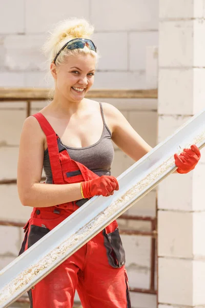 Vrouw Met Stalen Goot Bouwplaats Nieuw Huis Bouwen Hydraulica Repareren — Stockfoto