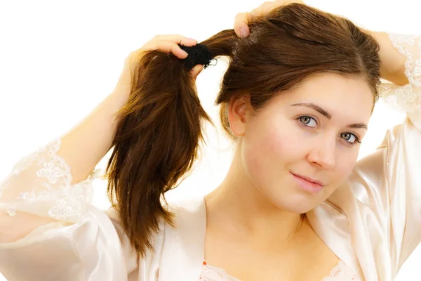 Jovem Roupa Interior Sem Maquiagem Desligando Seu Longo Cabelo Castanho — Fotografia de Stock