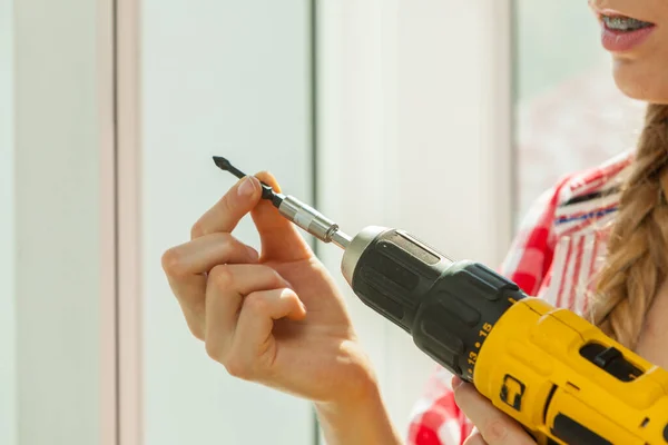 Mujer Joven Ajustándose Cambiando Broca Haciendo Renovación Casa Trabajadora Construcción — Foto de Stock