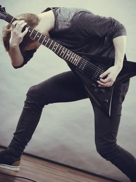 Człowiek Jest Pasjonatem Swojego Hobby Muzycznego Gra Gitarze Elektrycznej Emocjonalnie — Zdjęcie stockowe