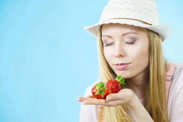 Jovem Mulher Fechou Olhos Cheirando Frutas Frescas Morango Azul Refeição — Fotografia de Stock