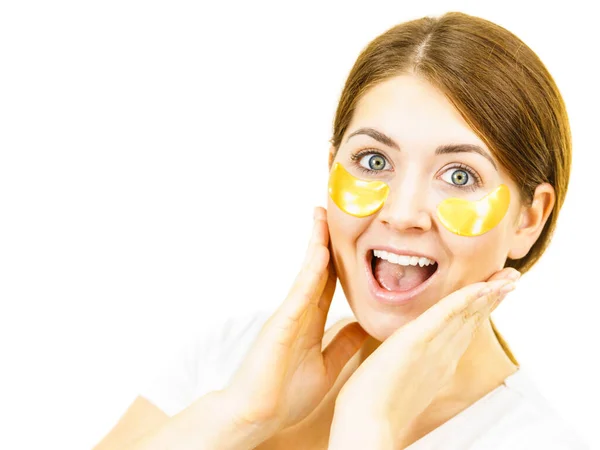 Junge Frau Trägt Goldene Kollagenflecken Unter Den Augen Auf Maske — Stockfoto