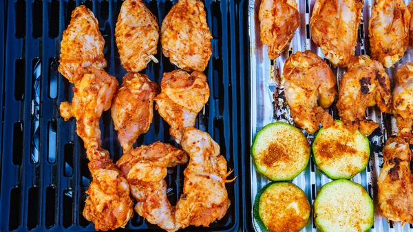 Close Delicious Chicken Meat Zucchini Vegetable Barbecue Gas Grill Barbeque — Stock Photo, Image