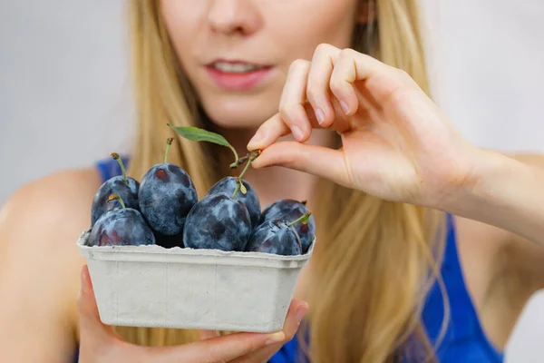 Chica Sosteniendo Frutas Ciruela Azul Caja Papel Fruta Saludable Temporada — Foto de Stock