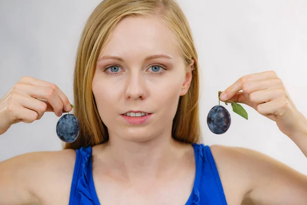 Dziewczyna Trzymająca Niebieską Śliwkę Przy Uchu Zdrowe Owoce Sezonowe Surowa — Zdjęcie stockowe