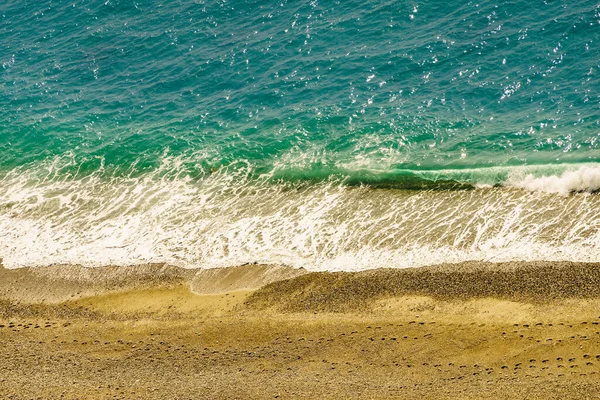 Αμμώδης Παραλία Ακτή Της Θάλασσας Παφλασμό Κύματα — Φωτογραφία Αρχείου