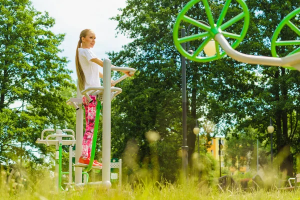 Ganzer Körper Der Frau Die Outdoor Fitnessstudio Trainiert Mädchen Macht — Stockfoto