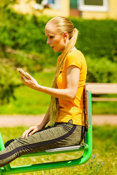 Young Woman Working Out Outdoor Gym Girl Holding Mobile Phone — Stock Photo, Image