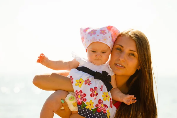 Sommarfamiljens Fritidskoncept Mor Som Håller Och Leker Med Ett Litet — Stockfoto