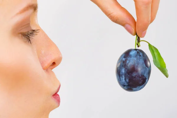 Menina Segurando Única Ameixa Azul Frutas Sazonais Saudáveis Nutrição Orgânica — Fotografia de Stock