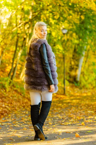 Een Vrouw Met Een Warm Lang Donker Bontvest Herfst Mode — Stockfoto