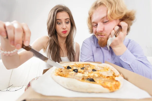 Menschen Italienische Küche Konzept Junges Paar Hause Das Heiße Frische — Stockfoto