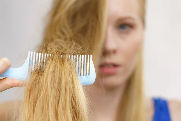 Mulher Loira Com Pente Escovando Seu Cabelo Muito Longo Bagunçado — Fotografia de Stock