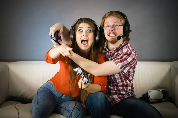 Couple Profiter Temps Libre Jouant Des Jeux Vidéo Ensemble Homme — Photo