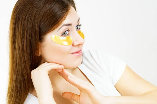 Jonge Vrouw Met Gouden Collageenvlekken Onder Oogkussens Masker Verwijderen Van — Stockfoto