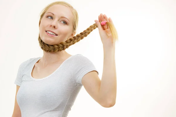 Blond Meisje Met Lang Vlechthaar Haarverzorging Haarstyling — Stockfoto