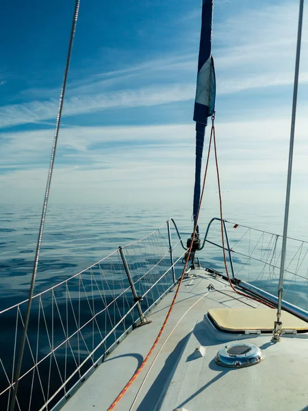 Jachting Plachetnici Během Slunečného Letního Počasí Klidné Mořské Vodě Sportovní — Stock fotografie