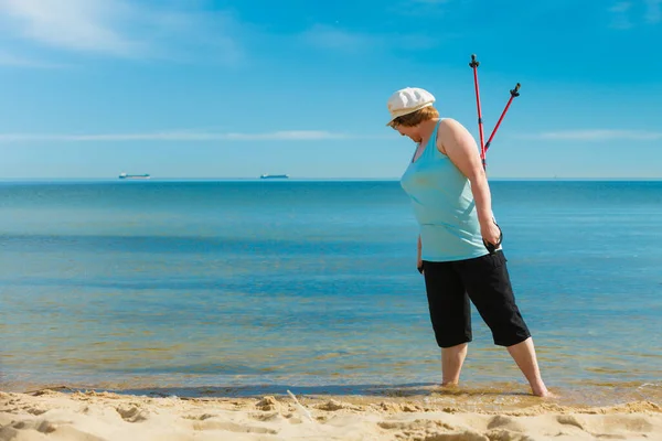 Seniorin Beim Nordic Walking Der Küste Aktive Seniorin Genießt Den — Stockfoto