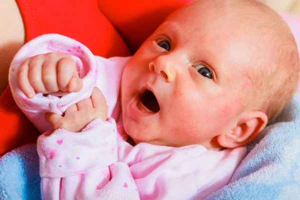 Piccolo Neonato Pigiama Sdraiato Sul Retro Espressione Facciale Famiglia Genitorialità — Foto Stock