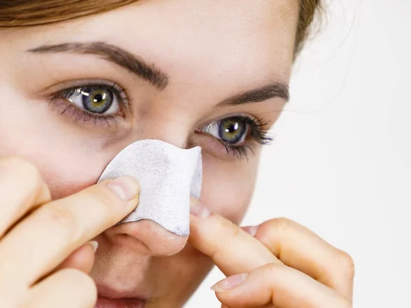 Mujer Pegando Tiras Limpias Nariz Utilizando Poro Limpieza Máscara Textil — Foto de Stock