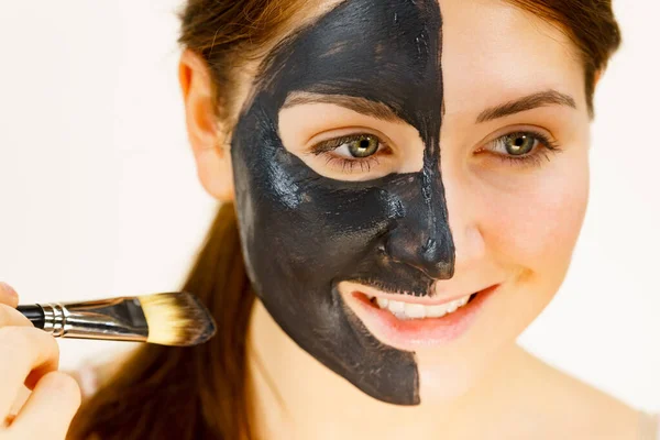 Cuidado Com Pele Feminino Aplicando Máscara Lama Purificante Preta Argila — Fotografia de Stock