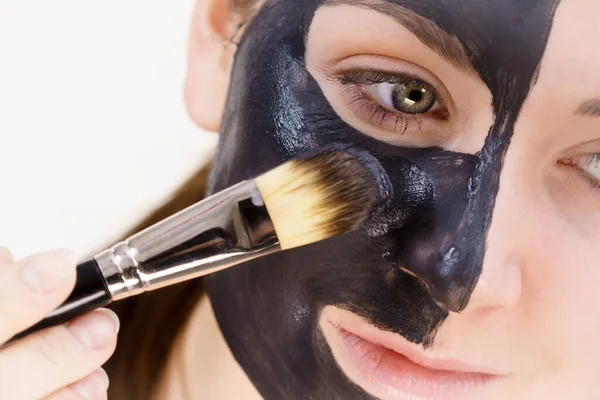 Cilt Bakımı Kadın Siyah Çamur Maskesi Takıyor Yüzüne Kozmetik Şifalı — Stok fotoğraf