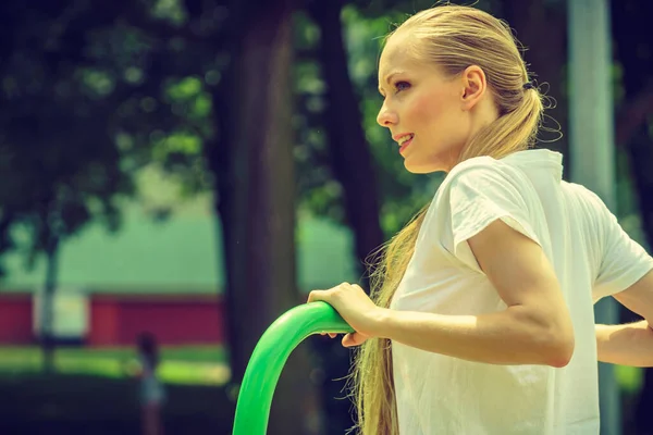 Una Joven Haciendo Ejercicio Afuera Chica Haciendo Ejercicios Entrenamiento Equipo —  Fotos de Stock