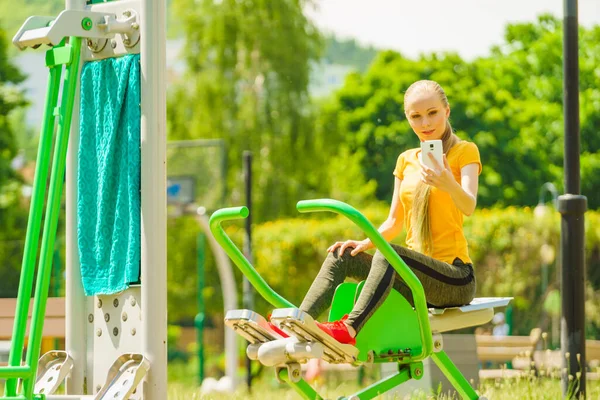 Mujer Joven Haciendo Ejercicio Gimnasio Aire Libre Chica Sosteniendo Teléfono — Foto de Stock