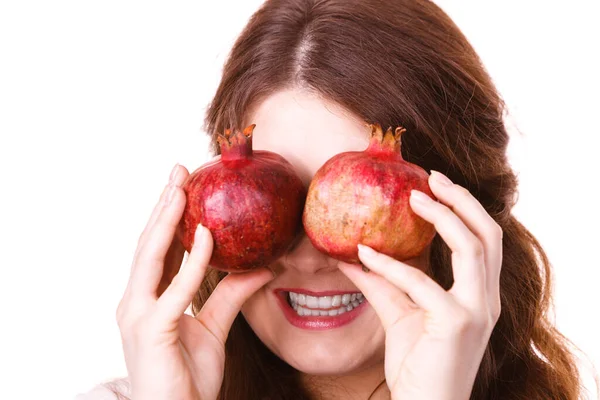 Jovem Alegre Brincando Com Frutas Romã Isolada Branco Alimentação Saudável — Fotografia de Stock