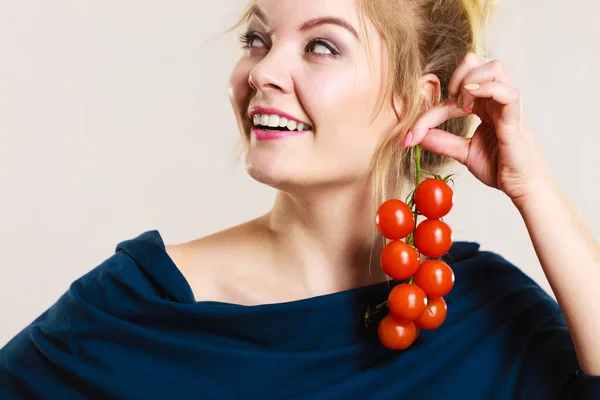 Legumes Orgânicos Conceito Comida Feliz Sorrindo Positivo Mulher Segurando Tomates — Fotografia de Stock