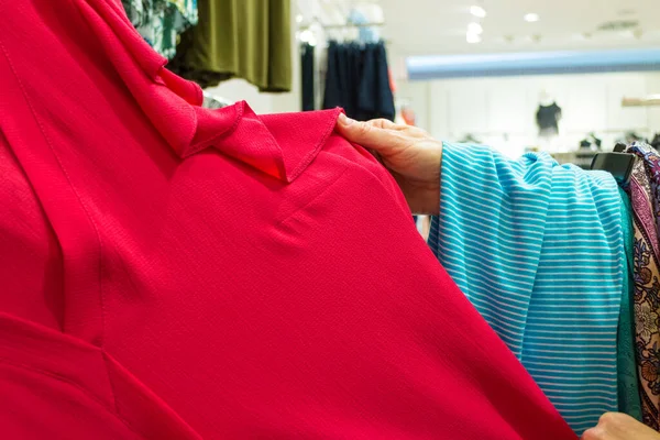 Oigenkännlig Person Shopping Store Människa Klädaffär Titta Och Välja Kläder — Stockfoto