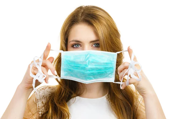 Kadın Koruyucu Yüz Maskesi Takıyor Ağzını Kapatıyor Coronavirus Önleme Sağlık — Stok fotoğraf