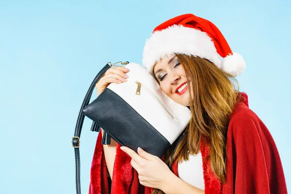 Frau Weihnachtsmannkleidung Hält Handtasche Der Hand — Stockfoto