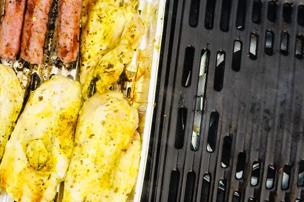 Fermer Délicieuses Viandes Poulet Des Saucisses Grillées Sur Barbecue Gaz — Photo