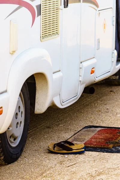 Flip Flops Dörrmattan Framför Husbil Resor Husbil Semester — Stockfoto